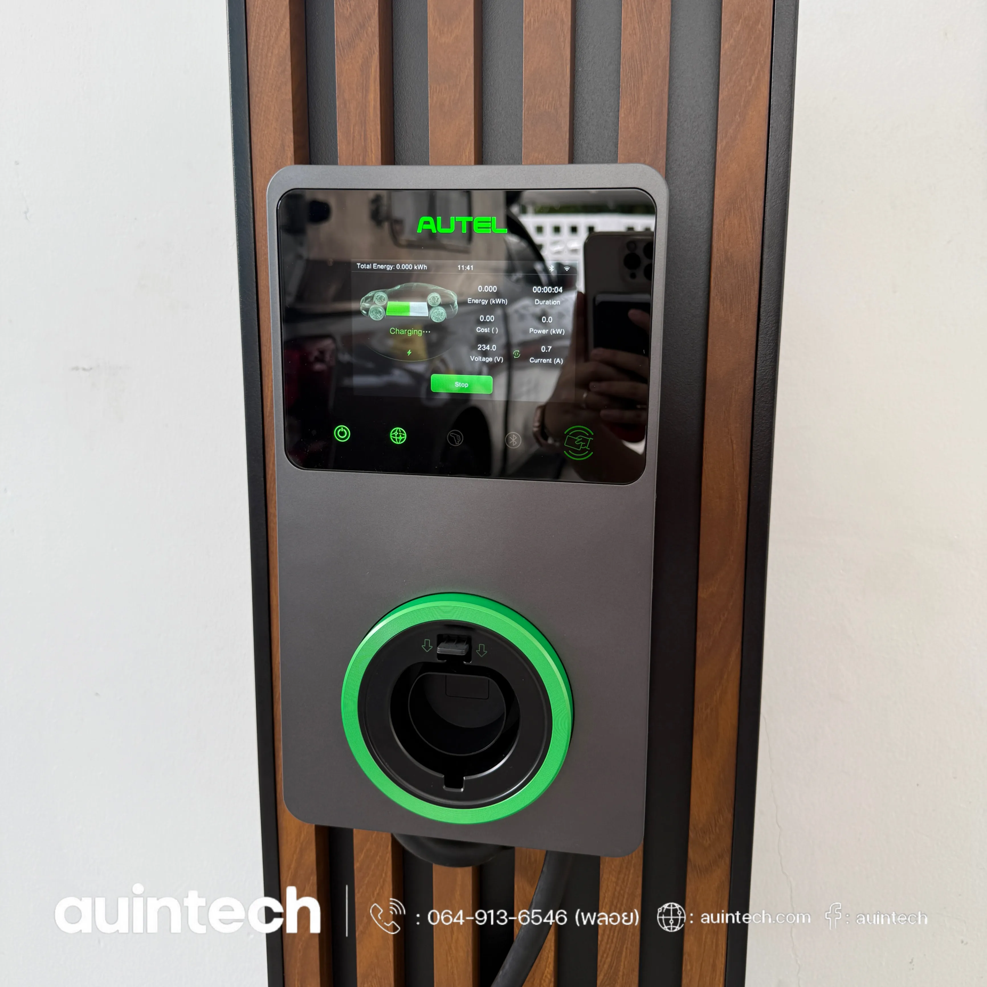 ติดตั้ง Autel MaxiCharger AC Wallbox 22kW สีเทาเข้ม หน้าจอกำลังชาร์จ พร้อมแผง Craft Amp ระแนงสีน้ำตาลเข้ม โดย Auintech