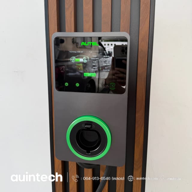 ติดตั้ง Autel MaxiCharger AC Wallbox 22kW สีเทาเข้ม หน้าจอกำลังชาร์จ พร้อมแผง Craft Amp ระแนงสีน้ำตาลเข้ม โดย Auintech