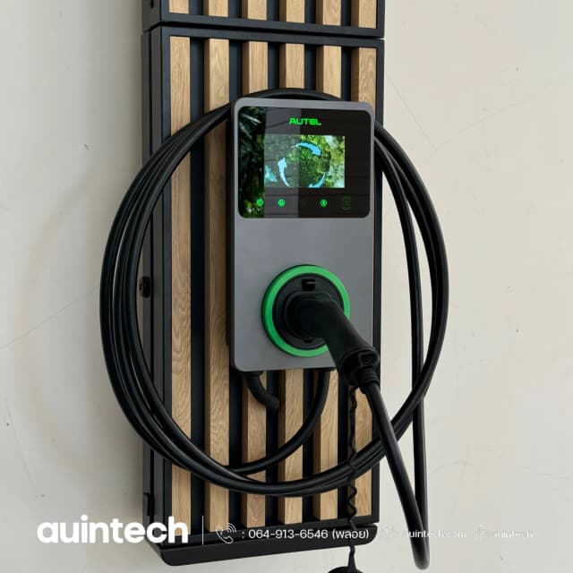 ติดตั้ง Autel MaxiCharger AC Wallbox 22kW สีเทาเข้ม พร้อมแท่นอลูมิเนียมลายไม้ ระแนงสีน้ำตาลอ่อน ติดตั้งโดยทีมอออินเทค คุมงานโดยวิศวกรไฟฟ้า