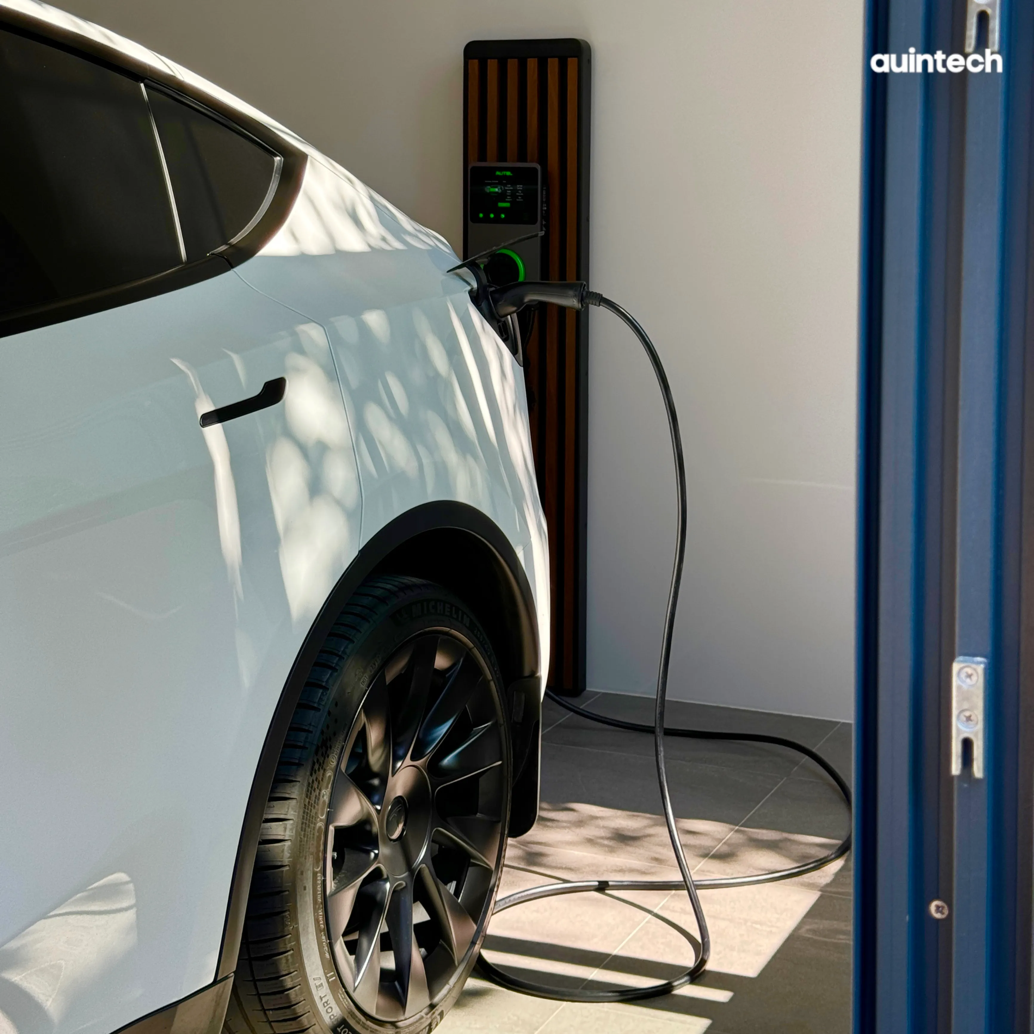 ผลงานติดตั้ง Autel MaxiCharger 22kW จากระบบเดิม พร้อมแท่นอลูมิเนียมลายไม้แบบสั่งทำพิเศษ (Custom) Craft Amp ระแนงสีน้ำตาลเข้ม สำหรับรถยนต์ Tesla โดยทีม Auintech