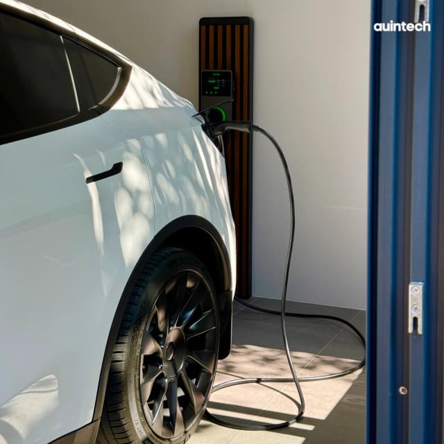 ผลงานติดตั้ง Autel MaxiCharger 22kW จากระบบเดิม พร้อมแท่นอลูมิเนียมลายไม้แบบสั่งทำพิเศษ (Custom) Craft Amp ระแนงสีน้ำตาลเข้ม สำหรับรถยนต์ Tesla โดยทีม Auintech