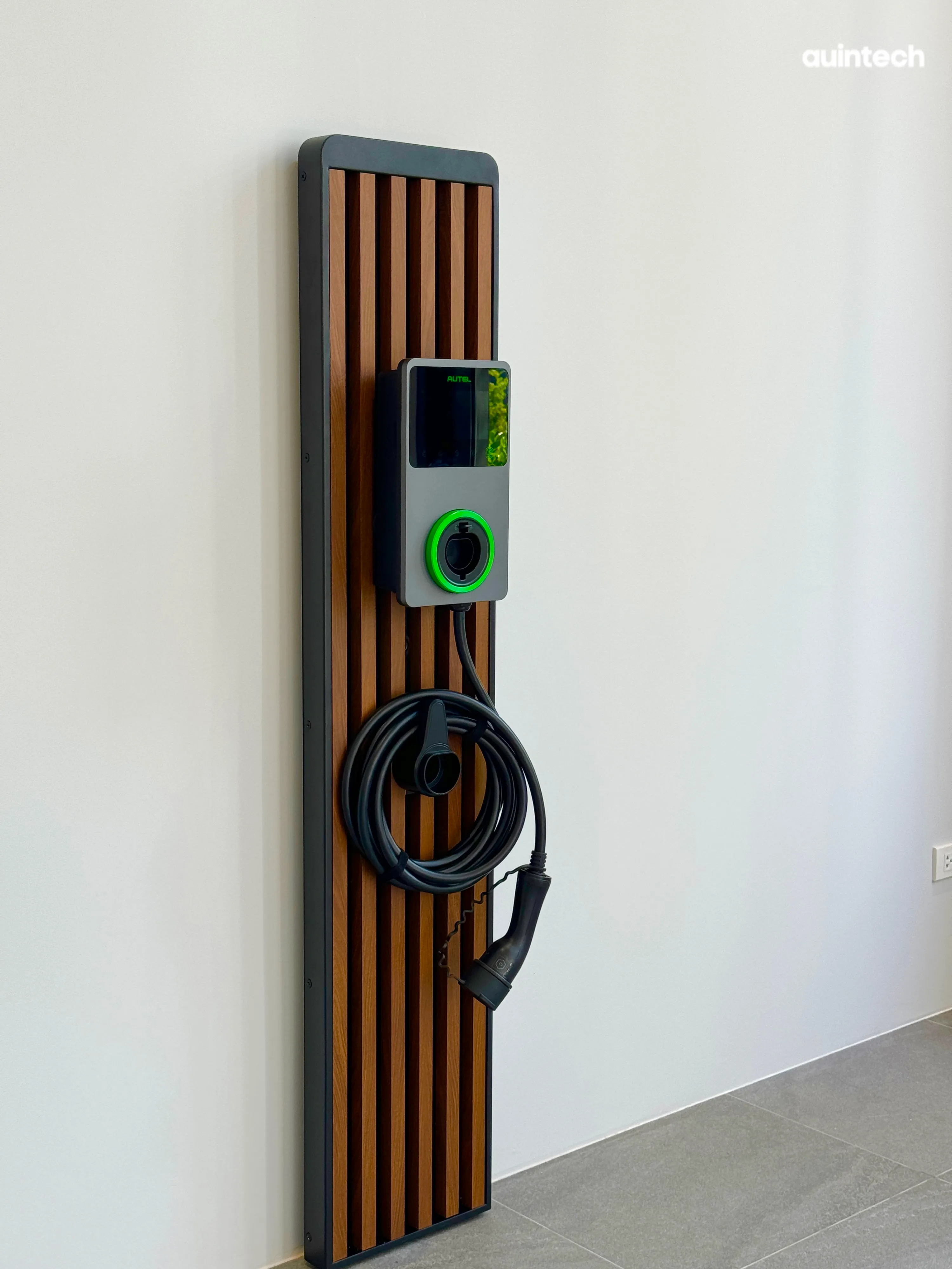 ติดตั้ง Autel MaxiCharger 22kW Custom Made พร้อมแผง Craft Amp ระแนงสีน้ำตาลเข้ม โดย Auintech