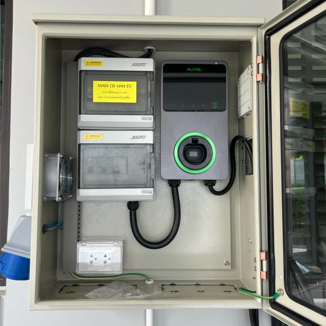 ติดตั้ง Autel MaxiCharger 7.4kW สีเทาเข้ม ในตู้ EV Denco ฝากระจก สีครีม พร้อมปลั๊กไฟและ Power Plug สำหรับชาร์จอุปกรณ์อื่น โดย Auintech