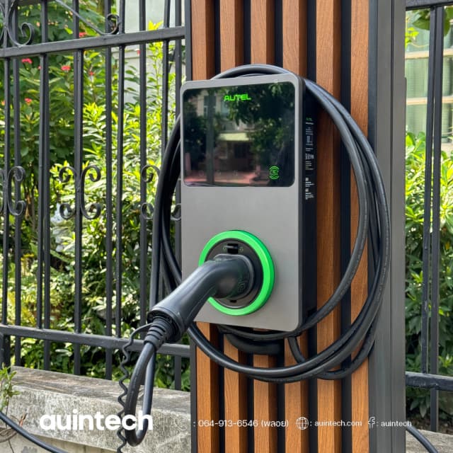 งานติดตั้ง Autel MaxiCharger 7.4kW สีเทาเข้ม วงจรที่ 2 พร้อมเสา Craft Amp ระแนงสีน้ำตาลเข้ม อย่าปล่อยให้ตู้ชาร์จทำให้บ้านไม่สวยงาม โดย Auintech