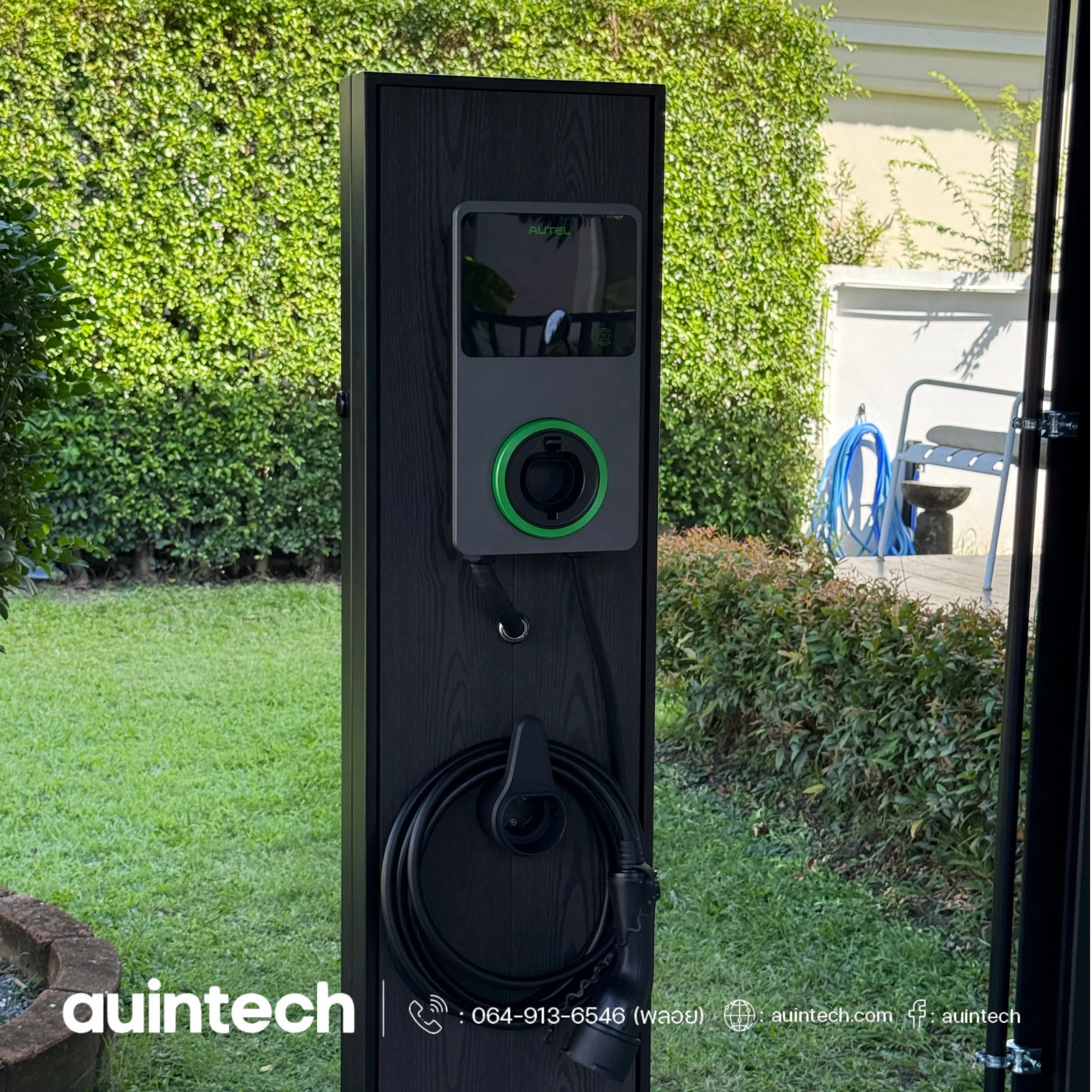 รีวิวติดตั้ง Autel MaxiCharger 7.4kW สีเทาเข้ม คู่กับเสาอลูมิเนียมลายไม้ รุ่นไม้ตีชิดสีดำ พร้อมท่อสีดำ เข้ากับสวนที่บ้าน โดย Auintech