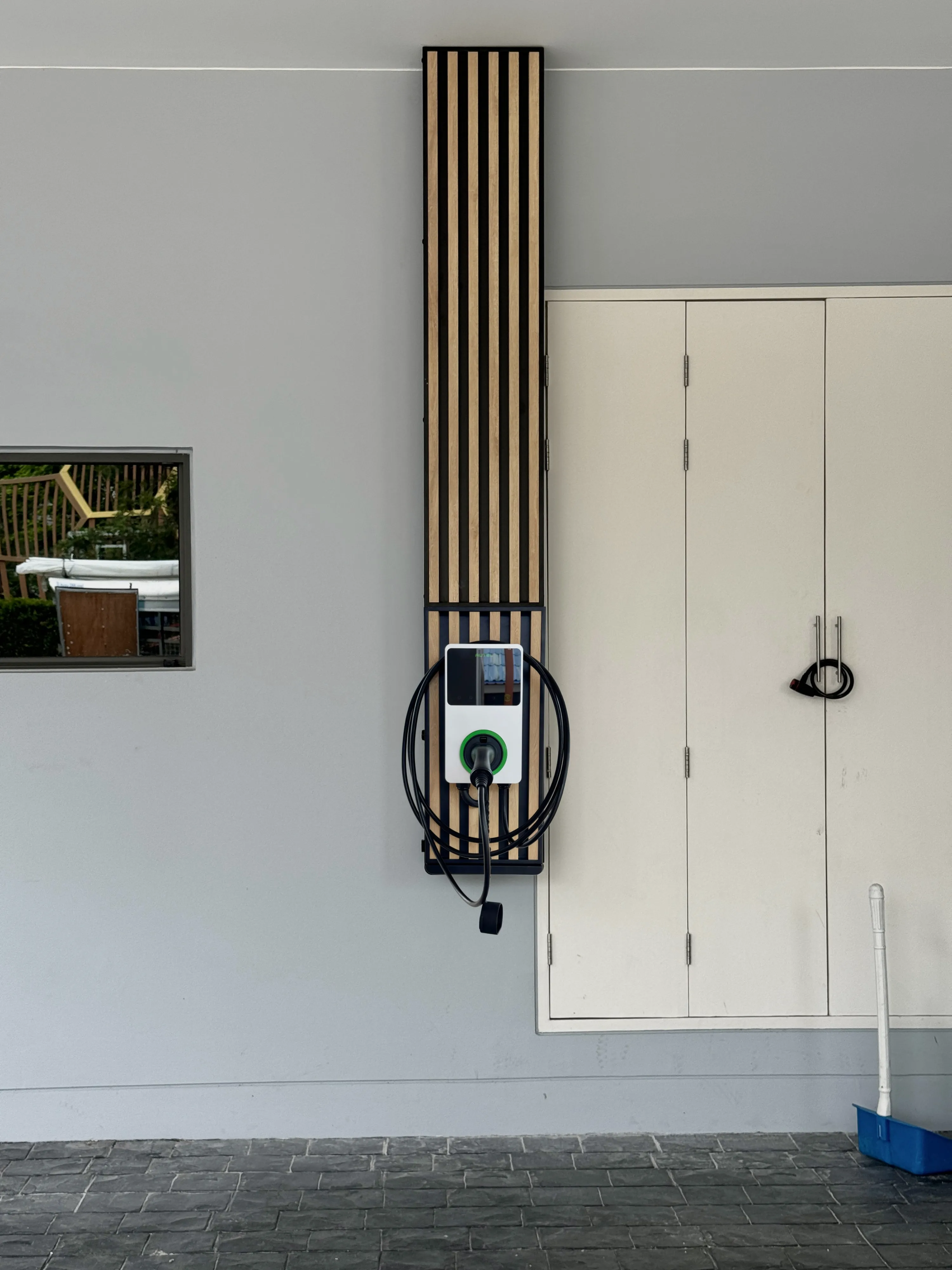 ผลงานติดตั้ง Autel MaxiCharger 7.4kW สีเงิน พร้อมแท่นอลูมิเนียมลายไม้ ระแนงสีน้ำตาลอ่อน เข้ากับตัวบ้าน โดย Auintech