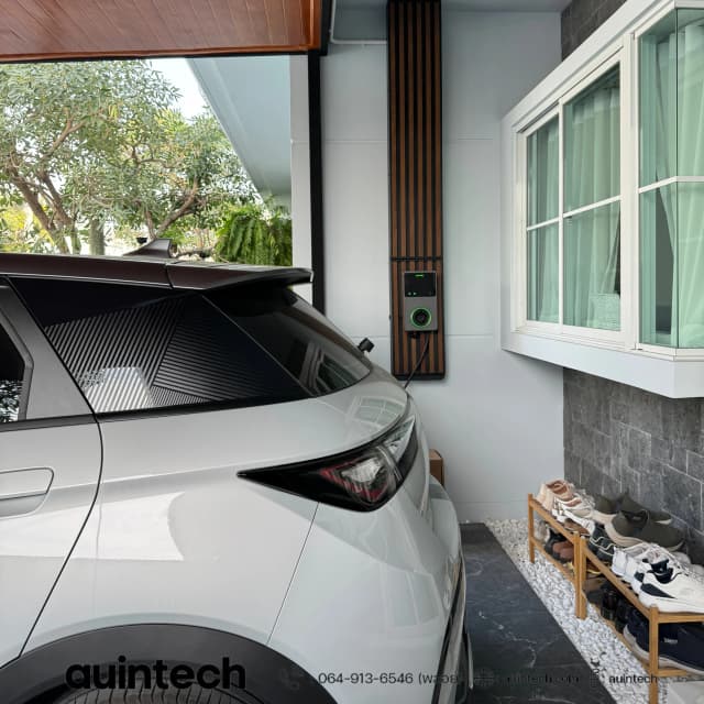 ติดตั้ง Autel MaxiCharger 7.4kW สีเทาเข้ม วงจรที่ 2 สำหรับชาร์จ BYD พร้อมแผงตกแต่ง Craft Amp ติดผนัง ระแนงสีน้ำตาลเข้ม โดย Auintech