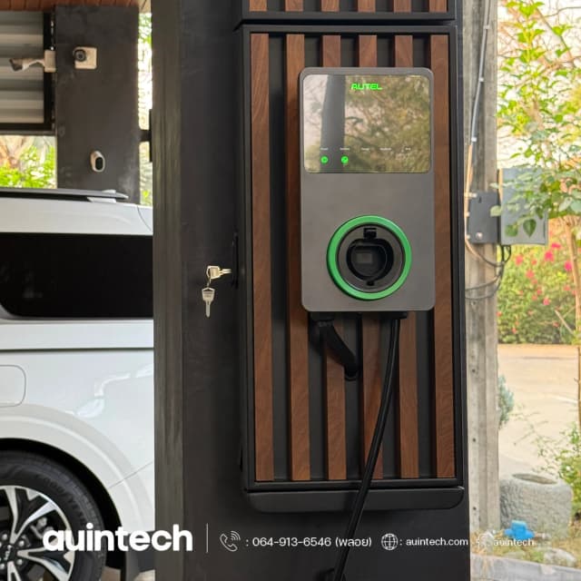 ติดตั้ง Autel MaxiCharger 7.4kW สีเทาเข้ม จากระบบเดิม พร้อมตกแต่งด้วย Craft Amp ระแนงสีน้ำตาลเข้ม โดย Auintech