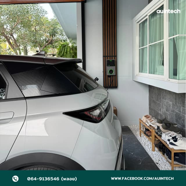 ผลงานติดตั้ง Autel MaxiCharger 7.4kW สีเทาเข้ม สำหรับ BYD พร้อม Craft Amp ระแนงสีน้ำตาลเข้ม ติดตั้งโดย Auintech