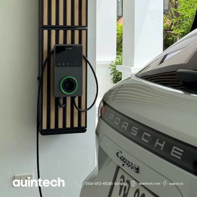 ติดตั้ง Autel MaxiCharger 7.4kW สีเทาเข้ม วงจรที่ 2 สำหรับ Porsche พร้อมแท่นอลูมิเนียมลายไม้ ระแนงอ่อน โดย Auintech