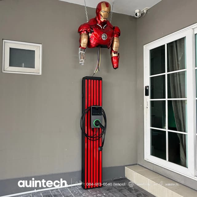 ติดตั้ง Autel MaxiCharger AC Wallbox 7.4kW วงจรที่ 2 พร้อมเสาอลูมิเนียม สั่งทำพิเศษ สีแดง ติดตั้งคู่กับหุ่น iron man มีไฟติดอัตโนมัติเมื่อชาร์จรถยนต์ สำหรับ Tesla โดย Auintech